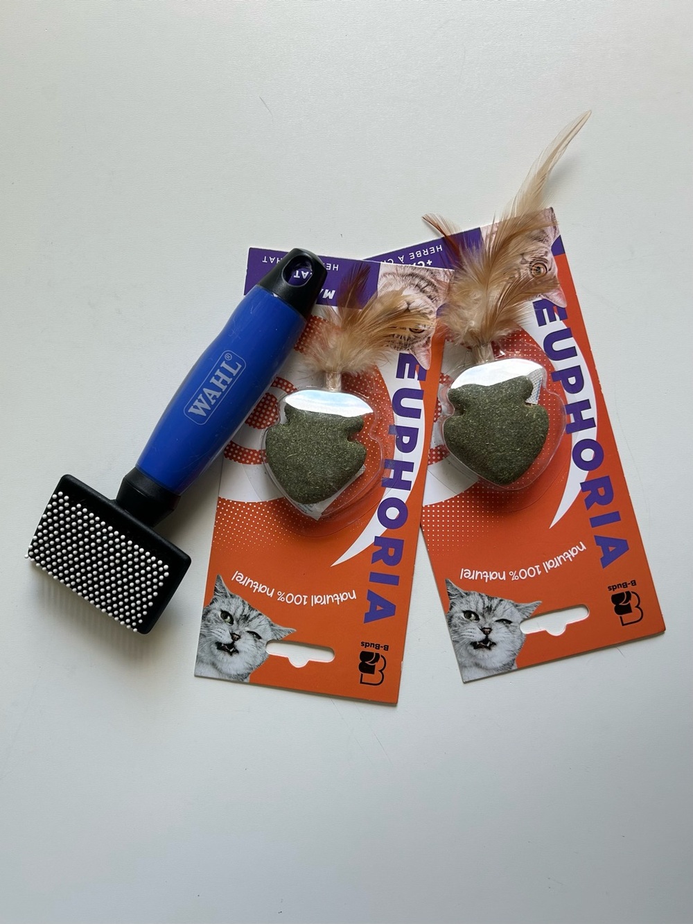 WAHL Grooming Tool for Cats & NWT EUPHORIA Feather Cat Toys with Catnip Set of 2